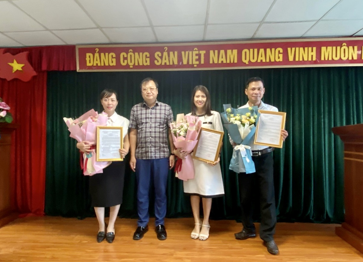 Công bố, trao quyết định bổ nhiệm cán bộ Viện NCPT Kinh tế - Xã hội Hà Nội
