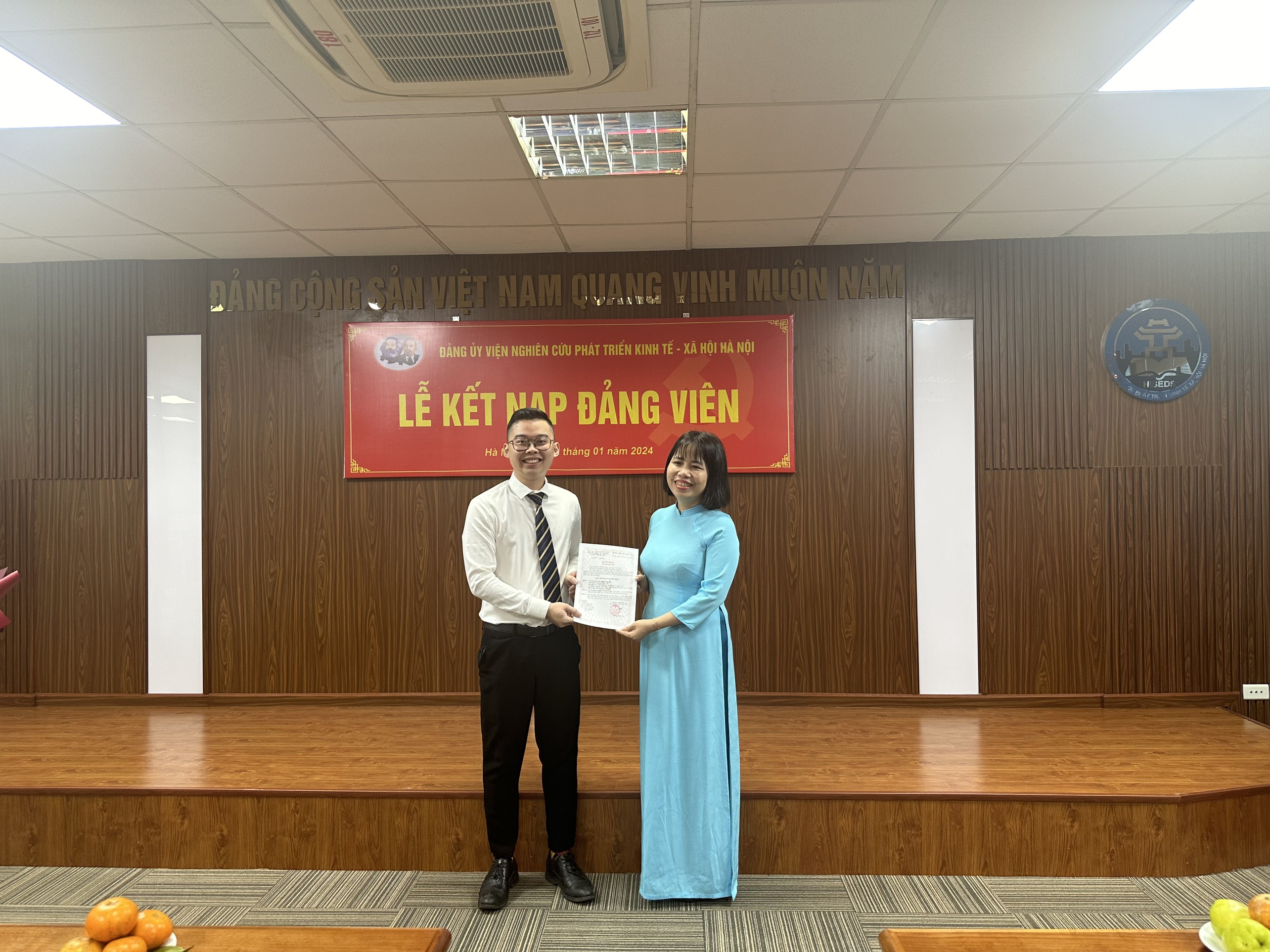 Kết nạp hai đảng viên mới
