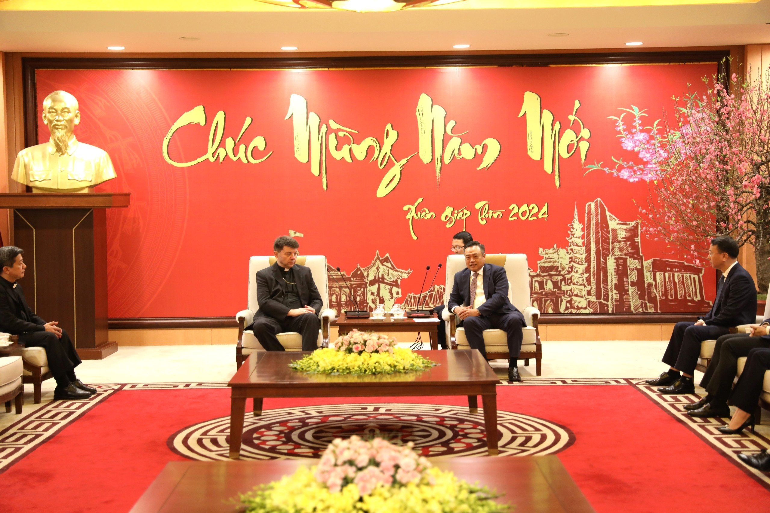 CHỦ TỊCH UBND THÀNH PHỐ TRẦN SỸ THANH TIẾP TỔNG GIÁM MỤC MAREK ZALEWSKI