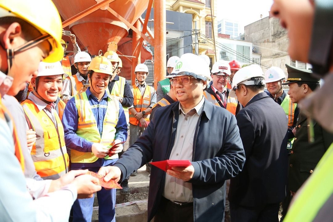 THỦ TƯỚNG CHÍNH PHỦ PHẠM MINH CHÍNH THĂM CÔNG TRƯỜNG THI CÔNG TRONG TẾT, ĐỘNG VIÊN CÔNG NHÂN MÔI TRƯỜNG THỦ ĐÔ