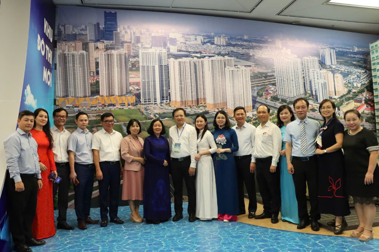 BÍ THƯ THÀNH ỦY HÀ NỘI THAM QUAN TRIỂN LÃM THÀNH TỰU KINH TẾ, font class= highlight VĂN font  font class= highlight HÓA font , XÃ HỘI CỦA THỦ ĐÔ 70 NĂM XÂY DỰNG VÀ PHÁT TRIỂN