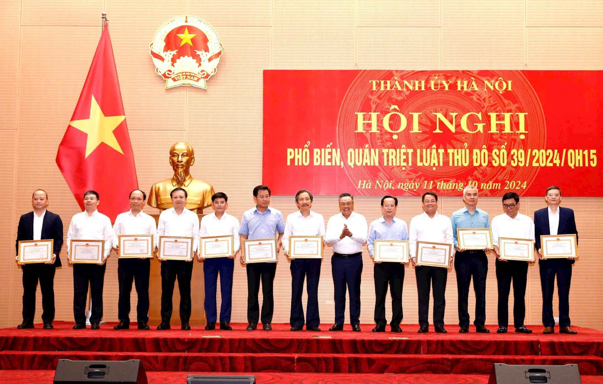 Viện Nghiên font class= highlight cứu font phát triển kinh tế - xã hội Hà Nội được tặng Bằng khen về thành tích trong xây dựng, ban hành Luật Thủ đô 2024