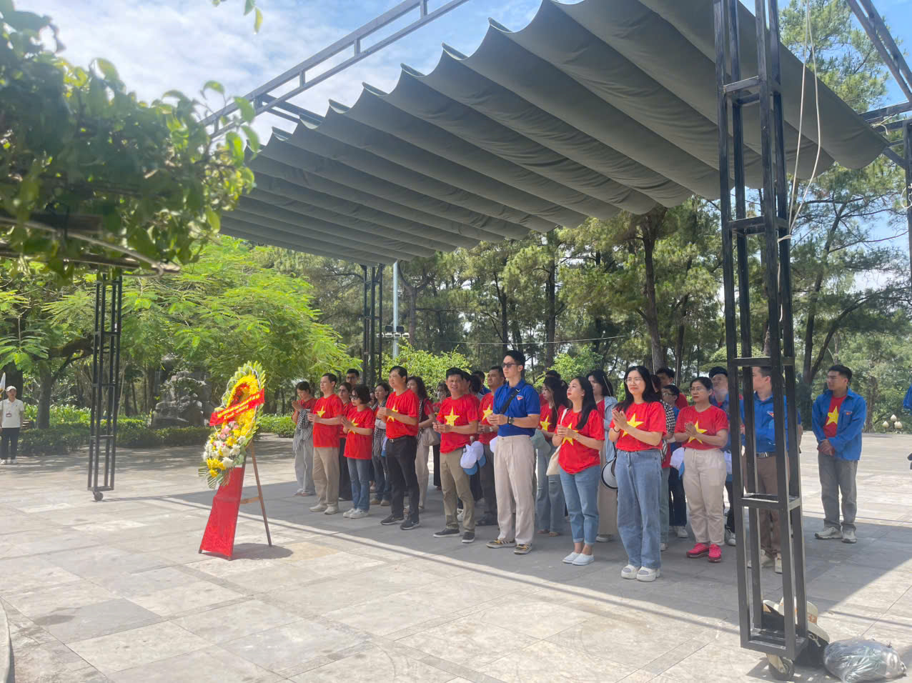 Viện Nghiên cứu phát triển kinh tế - xã hội Hà Nội tổ chức hành trình về nguồn tại Quảng Trị