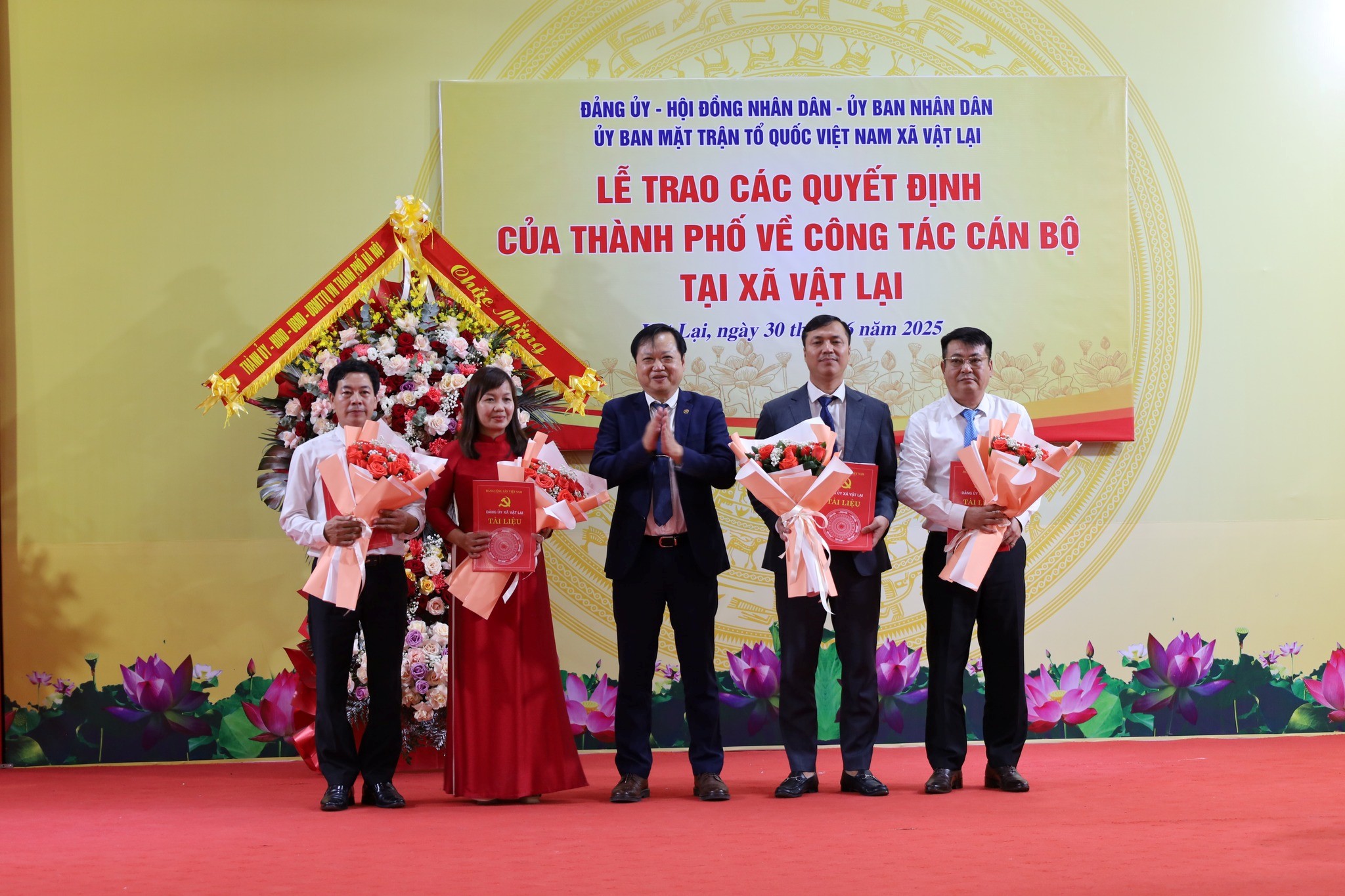 Dự và trao quyết định thành lập xã Bất Bạt, Cổ Đô, Vật Lại
