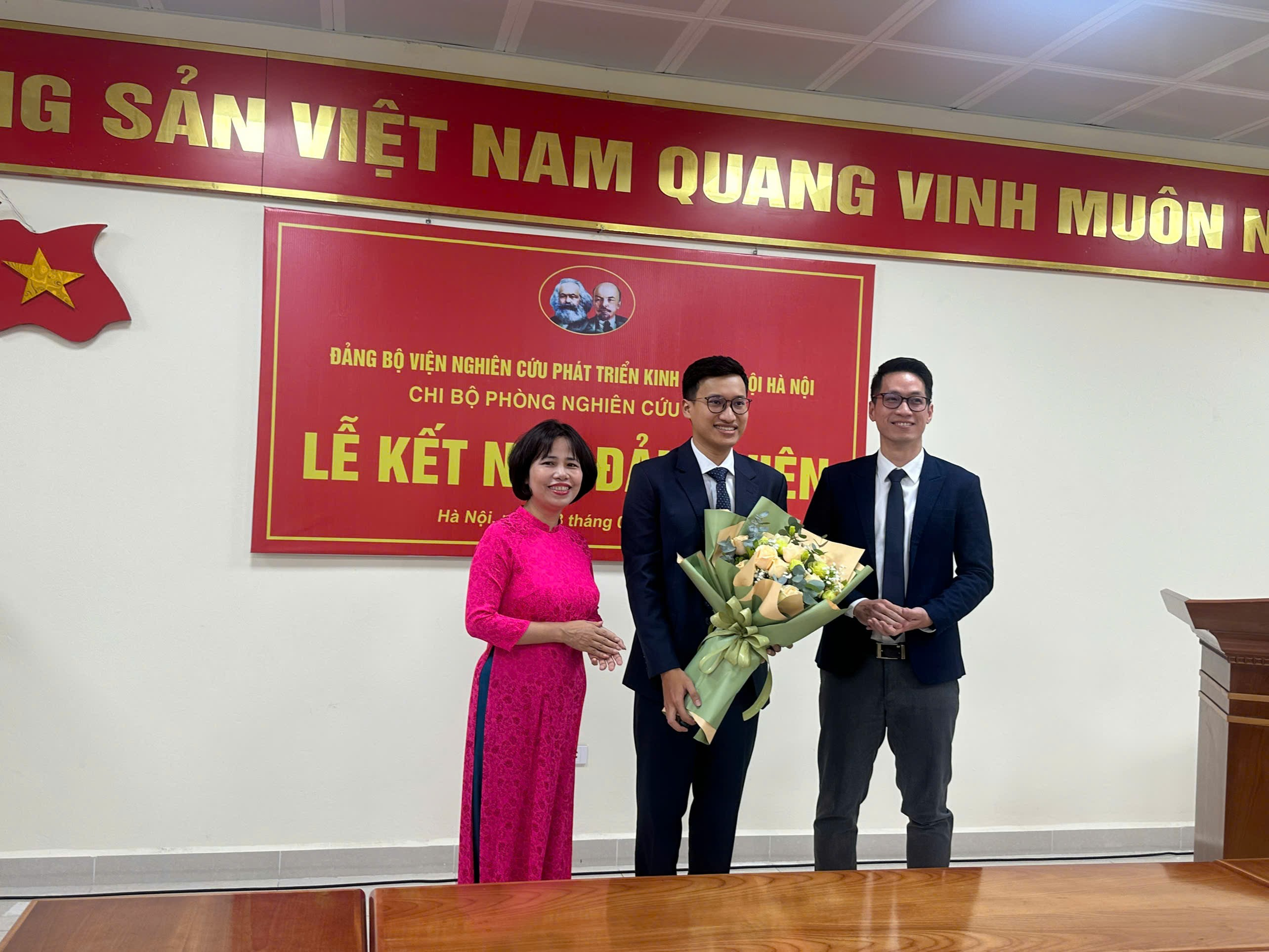 Chi bộ Phòng Nghiên cứu Đô thị tổ chức Lễ kết nạp Đảng viên mới