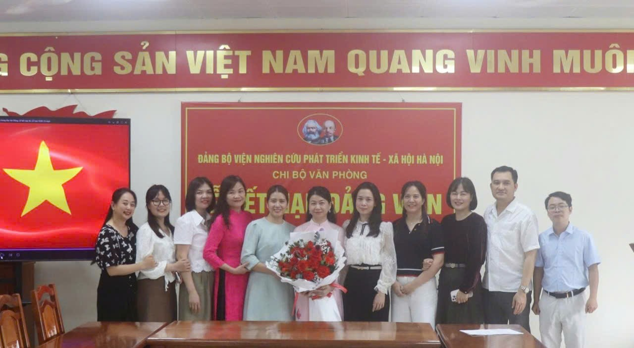 Chi bộ Văn phòng tổ chức Lễ kết nạp Đảng viên