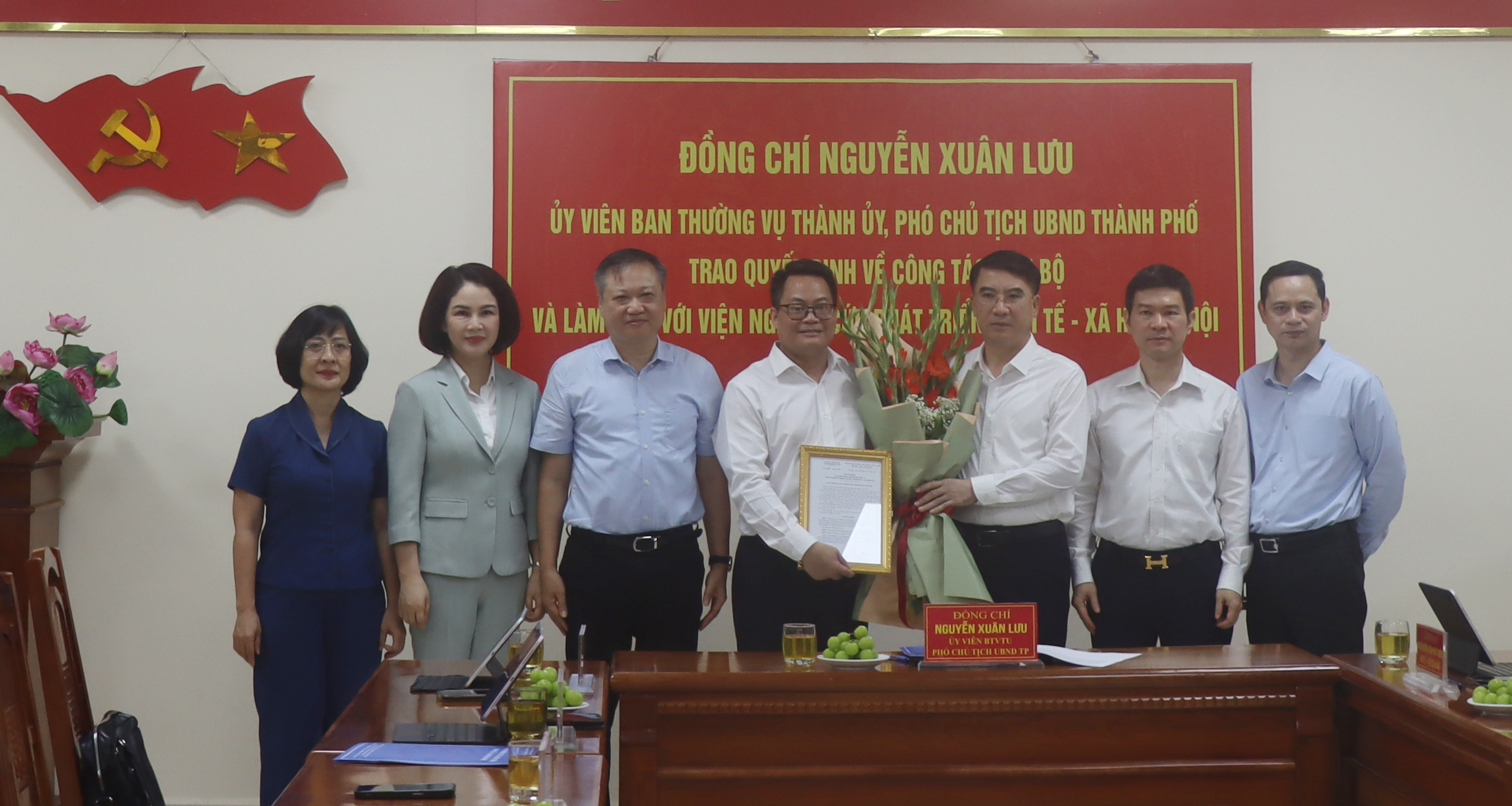 Đồng chí Nguyễn Xuân Lưu, Ủy viên Ban thường vụ Thành ủy, phó chủ tịch UBND Thành phố trao quyết định về công tác cán bộ và làm việc với Viện Nghiên cứu phát triển KT-XH Hà Nội